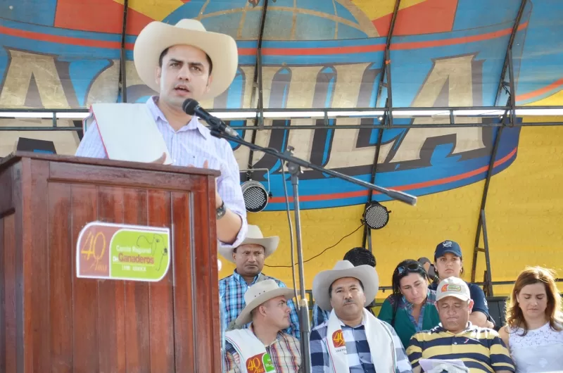 Alejandro Sarmiento, entrego balance de obras para el municipio de Tame.